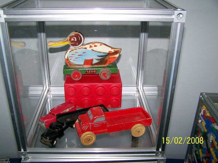 Первые деревянные игрушки, изготовленные LEGO в Дании в 1930-х гг.