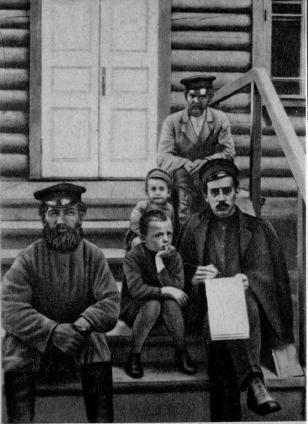 Александр Беляев в городе Ярцево в качестве корреспондента газеты «Смоленский вестник», 1914 г. Александр Беляев в городе Ярцево в качестве корреспондента газеты «Смоленский вестник», 1914 г.