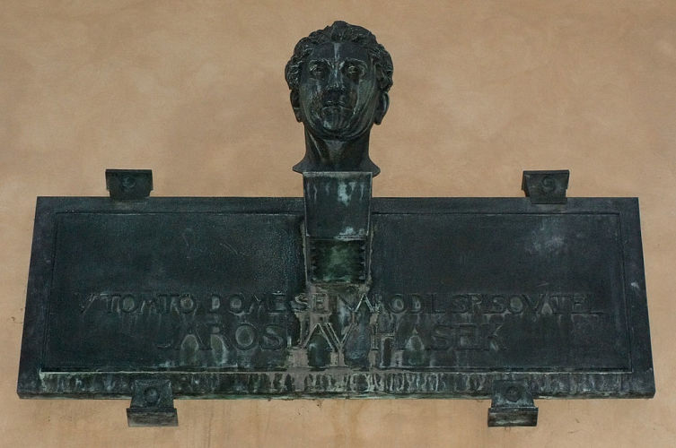 Мемориальная доска на доме, где родился Ярослав Гашек