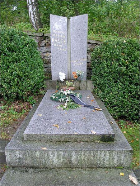 Могила Гашека в Липнице