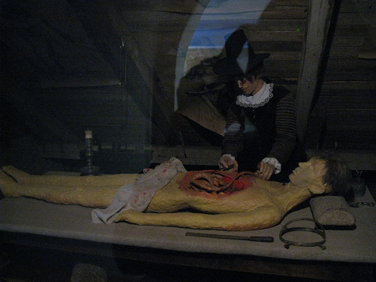 Некропсия в Средневековье. Реконструкция в Музее Тартуского университета Некропсия в Средневековье. Реконструкция в Музее Тартуского университета