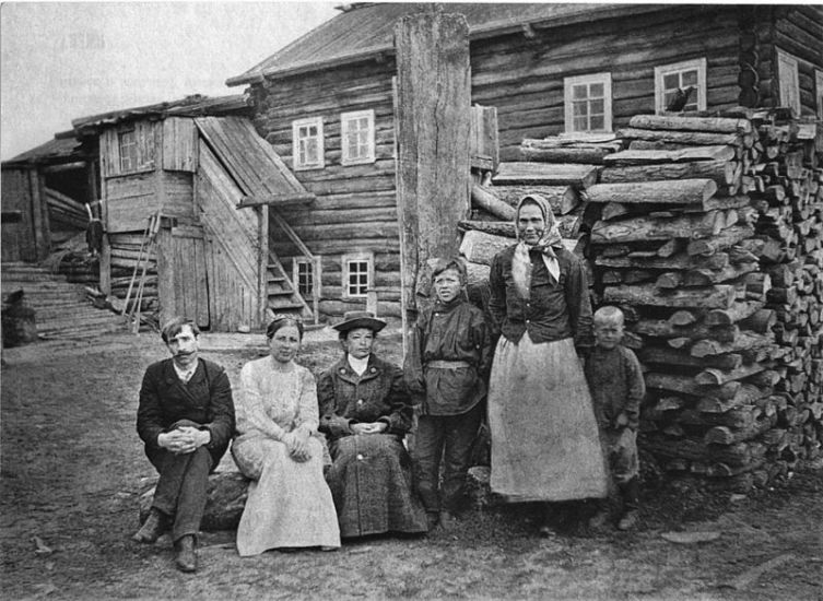 Александр Грин с первой женой Верой в деревне Великий Бор под Пинегой, 1911 г.