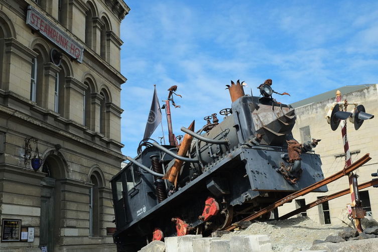 Стимпанк-локомотив перед галереей Steampunk HQ в Новой Зеландии