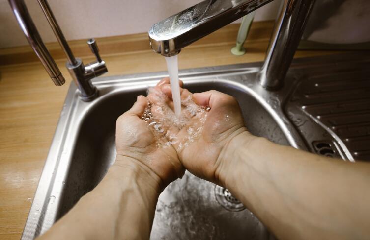 Расстройство может проявляться разными способами, даже навязчивым мытьем рук