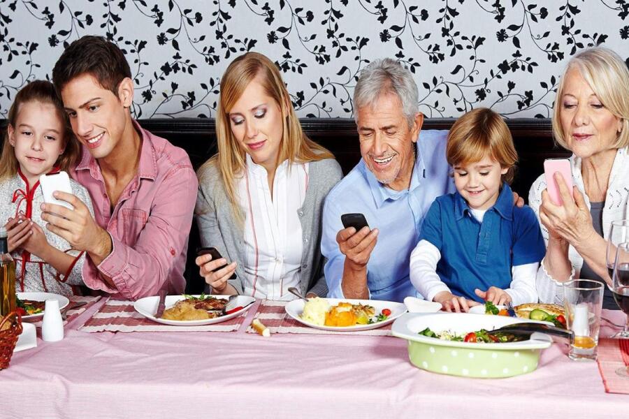 Каждому по смартфону в Международный день Семьи