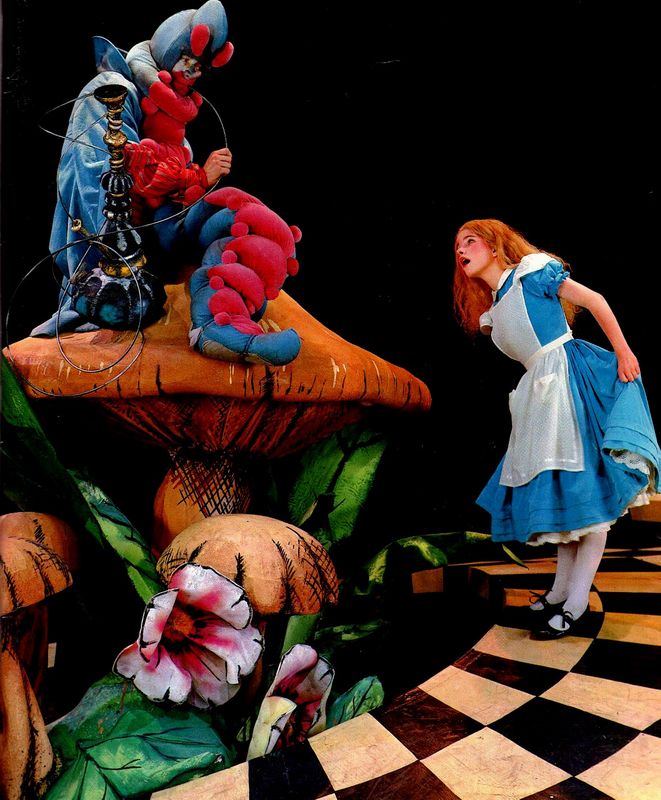 Алиса заметила. Алиса в стране чудес 1982. Страна алисиных чудес. Malice in Wonderland 1982.