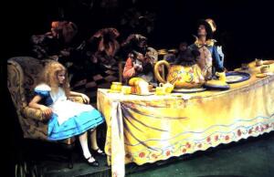 Алисин кинозал - 17. Где мы можем увидеть Алису агрессивную, а где курящую?