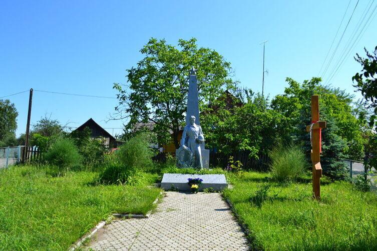 Братская могила советских воинов