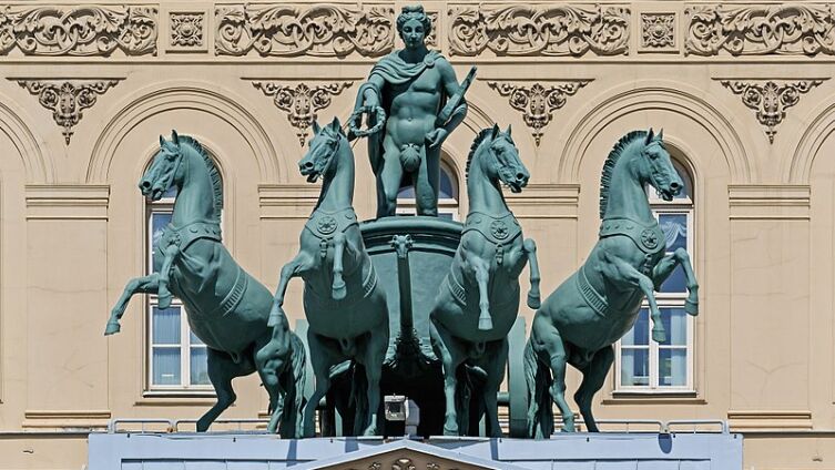 На квадриге Большого Театра в Москве половые органы Аполлона после реставрации прикрыты фиговым листом
