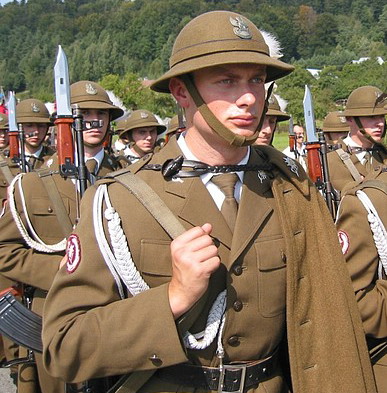Штык-нож на АКМ, солдаты польской армии