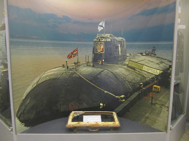 Иллюминатор с подлодки Курск в Центральном музее Вооружённых Сил в Москве