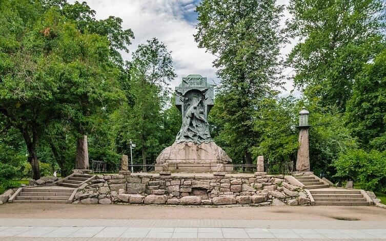 Мемориальная композиция миноносцу «Стерегущий»