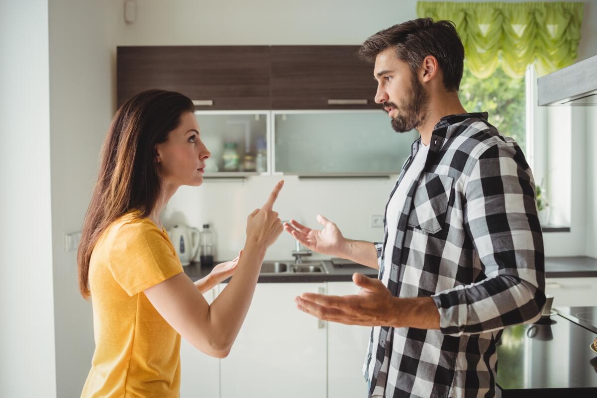 Грязные разговоры на кухне. Ссора на кухне. Супруги ссорятся на кухне. Мужчина и женщина ругаются. Мужчина и женщина спорят.