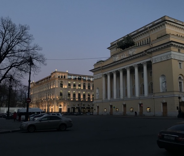 Вид на Александринский театр вечером Вид на Александринский театр вечером