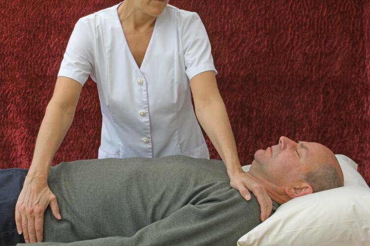 Целитель не выпишет вам микстурку, а полезет в глубину, чтобы найти и избавиться от источника, порождающего боль