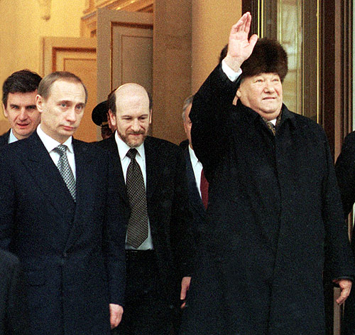 Владимир Путин, руководитель Администрации президента Александр Волошин и Борис Ельцин, покидающий Кремль, 31 декабря 1999 г.