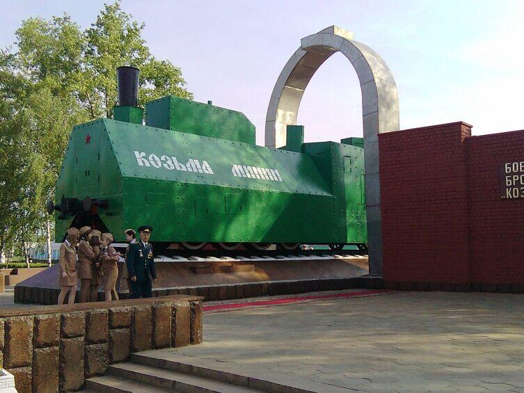 Реплика бронепаровоза БП «Козьма Минин» на постаменте в Нижнем Новгороде