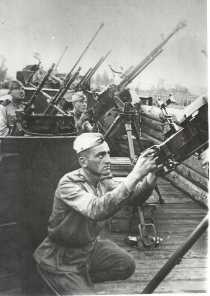 Советские зенитчики на железнодорожной платформе