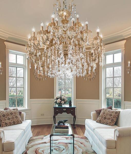 Подвесная 24-х рожковая люстра с позолоченным корпусом и подвесками из кристаллов