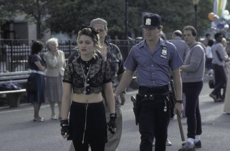 Мадонна в роли Сьюзен. Кадр из к/ф «Отчаянно ищу Сьюзэн», 1985 г.