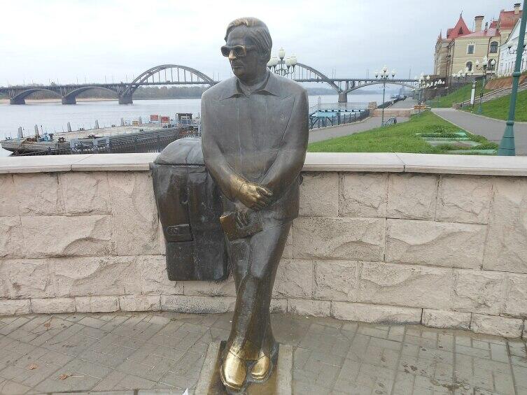Памятник Ошанину на набережной Волги в Рыбинске 