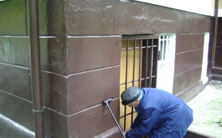 Уходя на прогулку, Иван Савельевич всегда запирает дверь в свою квартиру. Однажды его уже пытались ограбить, но злоумышленников кто-то спугнул...