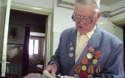 Иван Савельевич любит рассматривать благодарность от товарища Сталина...