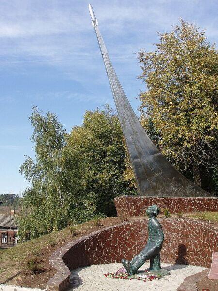 Памятник К. Э. Циолковскому в Боровске (скульптор С. Бычков)