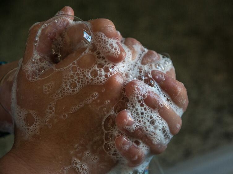 Не забывайте тщательно мыть руки после обработки высыпаний на губах