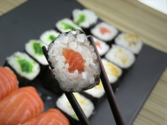 В переводе с японского слово «суши» означает - «уксусный рис».