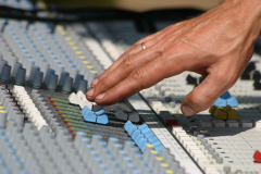 В соответствии с самыми последними веяниями в этой области, выступление ди-джея должно вообще укладываться в 12-17 секунд.