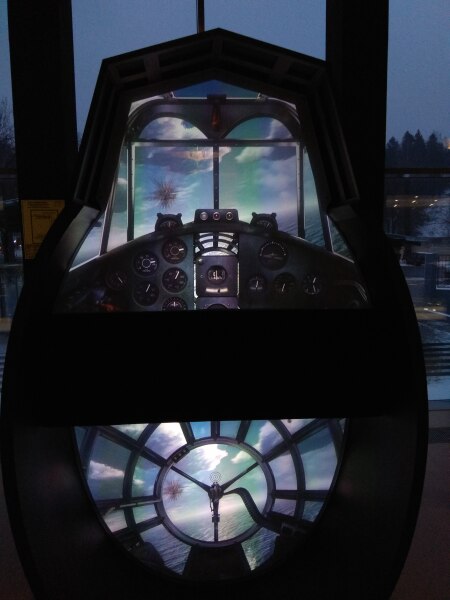 За стеклом кабины пилота — все движется, идет воздушный бой За стеклом кабины пилота — все движется, идет воздушный бой