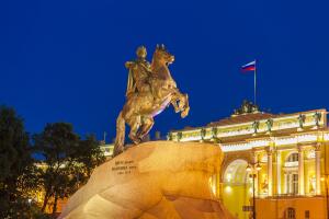 Кому стоят конные памятники в Санкт-Петербурге?