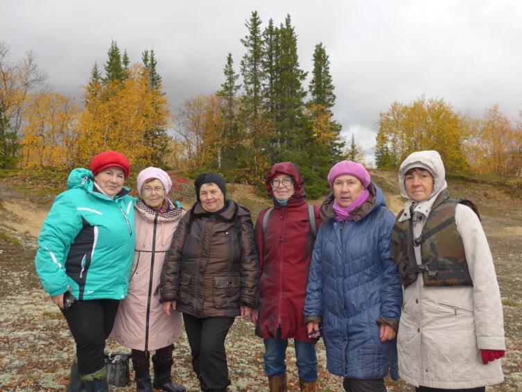 Вся группа, красивый пейзаж