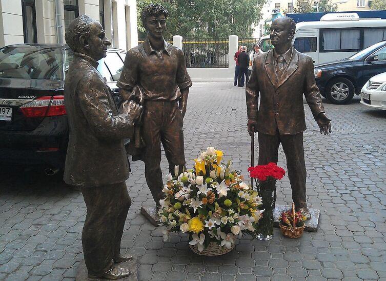 Памятник Александру Вампилову, Виктору Розову и Александру Володину. Скульптор А. С. Чаркин, двор театра «Табакерка» (Москва)