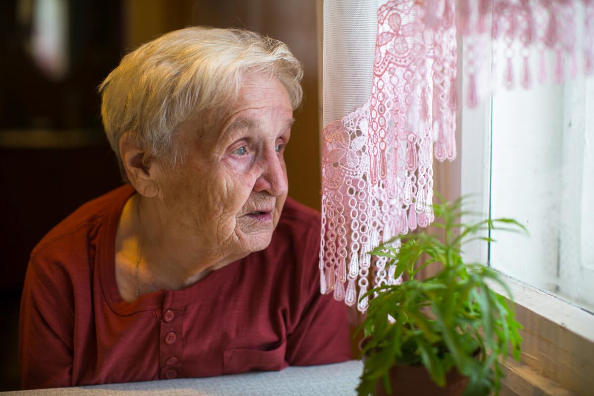 Деменция 90 лет. Пожилая женщина. Старушка с деменцией. Бабушка Альцгеймер. Люди с Альцгеймером.