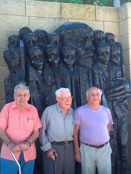 Бывшие воспитанники Дома сирот на церемонии памяти Януша Корчака в мемориале Яд ва-Шем. Справа художник Ицхак Бельфер. Август 2012 г.