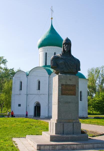 Спасо-Преображенский собор (XII век) и памятник князю Александру Невскому (середина XX века). Переславль-Залесский