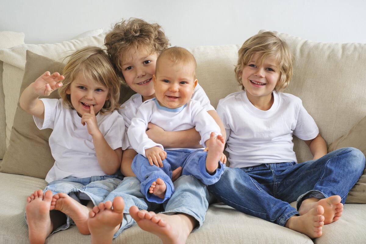 В семье четыре брата. Три мальчика сидят на диване. 4 Года брату. Фотообои четыре брата. Фото семьи дома на диване.