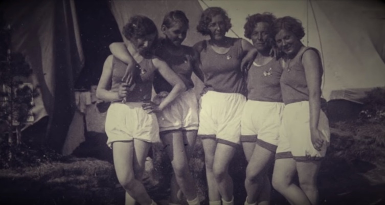 Спортсменки. Вторая справа Нина Павловна Петрова