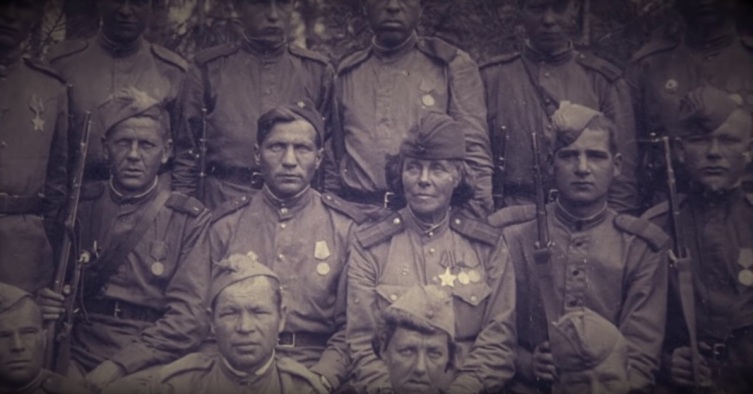 В среднем ряду в центре Нина Павловна Петрова