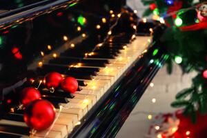 Какой Новый год без песен про колокольчики, елку, снег и Санта-Клауса? 10 рождественских и новогодних хитов