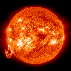 Солнечная вспышка 14 декабря 2014 года: выброс отрывается от поверхности