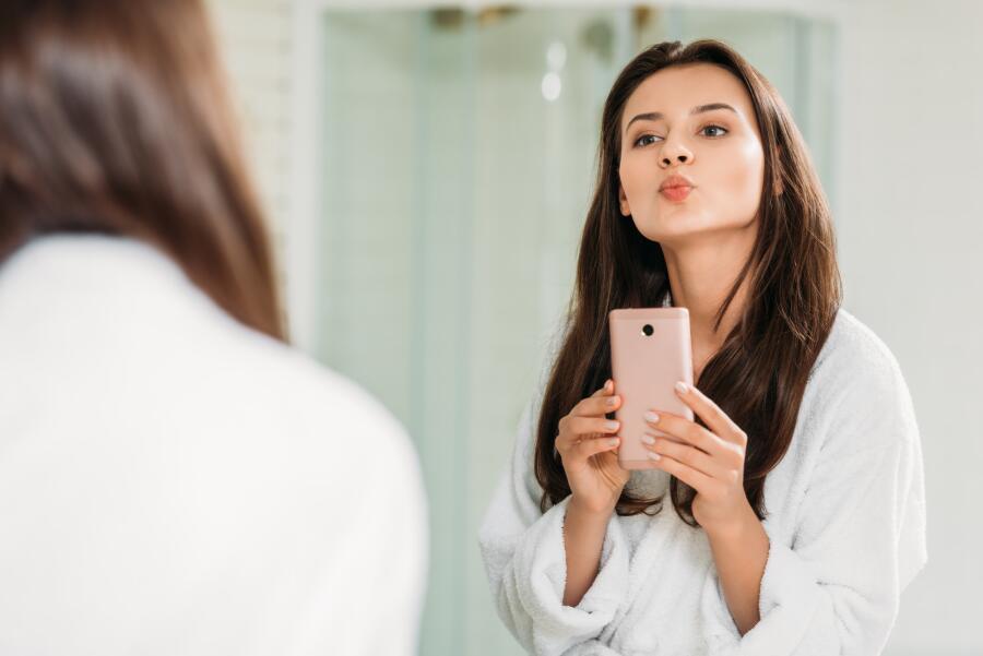 Какие суеверия запрещают снимать себя в зеркале?