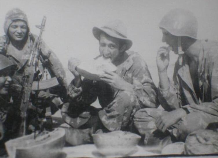 По центру (с дыней) - Юрка (Кобра)