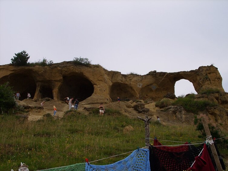 Эоловы гроты в горе Кольцо близ Кисловодска Эоловы гроты в горе Кольцо близ Кисловодска