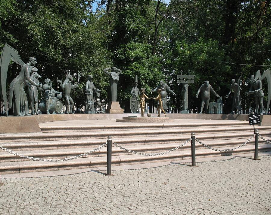 Скульптурная композиция «Дети — жертвы пороков взрослых» на Болотной площади в Москве