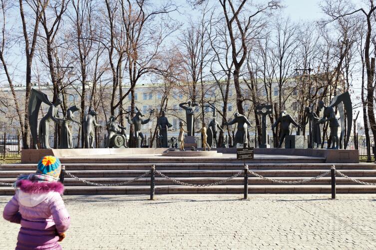 Скульптурная композиция «Дети — жертвы пороков взрослых». Как понимать расположение фигур?