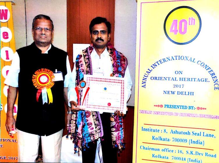 Гириш получает свой диплом и степень доктора астрологических наук. На фото со своим Гуру, Гуруджи Муртхи