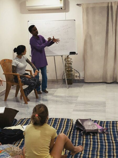 Гириш рассказывает о том, как акупунктура помогает улучшить здоровье (духовный тур Школы Лакшми в Индию, Хайдарабад)